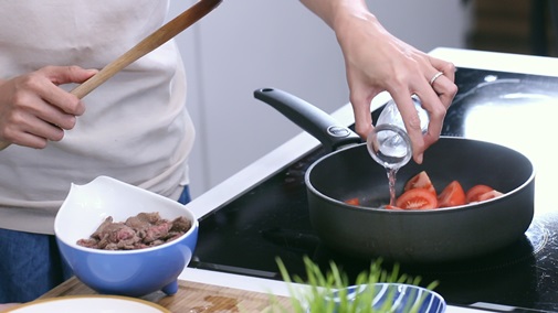 Gà cay chiên  kiểu Hàn Quốc giòn ngon và không hề ngấy