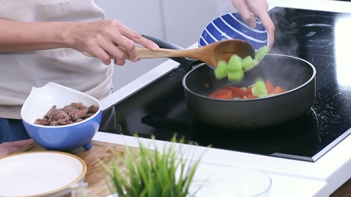 Gà cay chiên  kiểu Hàn Quốc giòn ngon và không hề ngấy