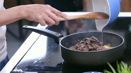 Gà cay chiên  kiểu Hàn Quốc giòn ngon và không hề ngấy