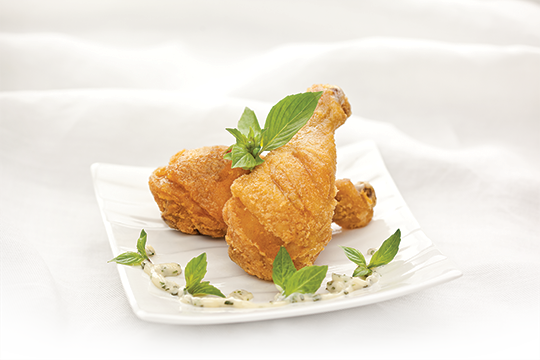 Gà chiên giòn chấm xốt rau quế