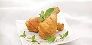 Gà chiên giòn chấm xốt rau quế