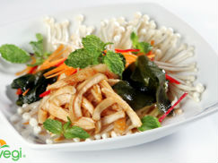 Gà chiên trộn nấm kim châm và rong biển