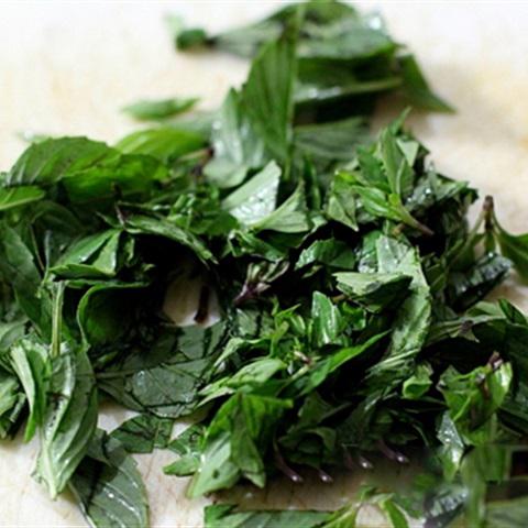 Cách làm gà chiên xào húng quế