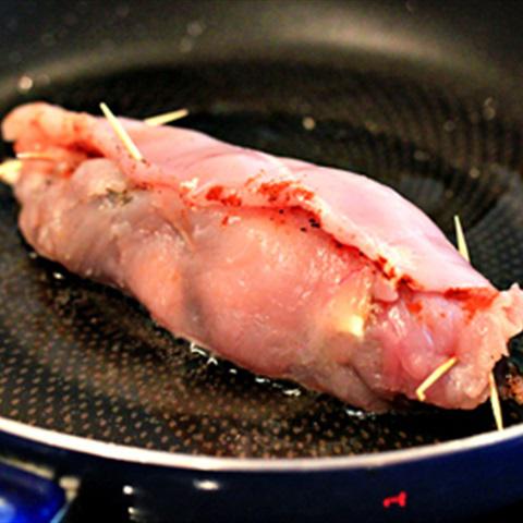 Cách làm gà cuộn bông cải xanh