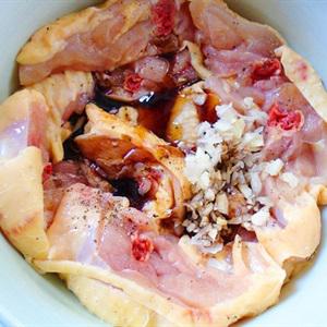 Cách làm gà cuốn lá dứa chiên