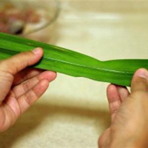 Cách làm gà cuốn lá dứa