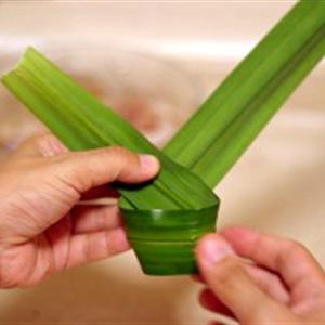 Cách làm gà cuốn lá dứa