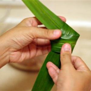 Cách làm gà cuốn lá dứa