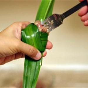 Cách làm gà cuốn lá dứa