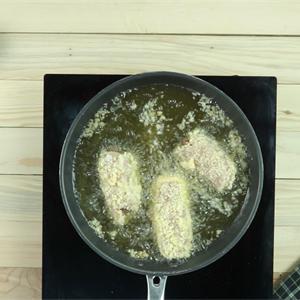 Cách làm gà cuộn lạp xưởng