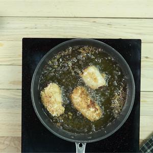 Cách làm gà cuộn lạp xưởng