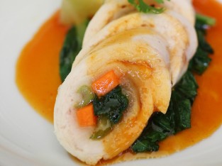 Gà cuộn rau củ hấp