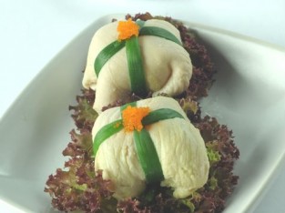 Gà cuộn trứng cá hồi, thanh cua