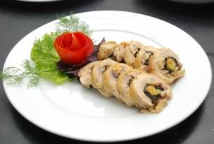 Gà cuộn trứng muối hấp