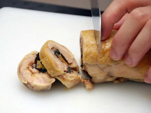 Gà cuộn trứng muối