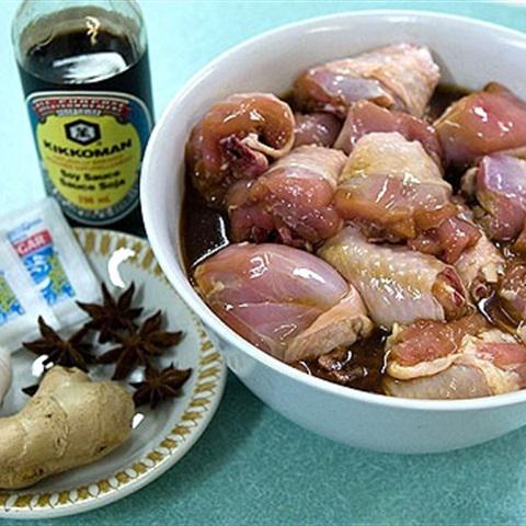Cách làm gà hầm hoa hồi