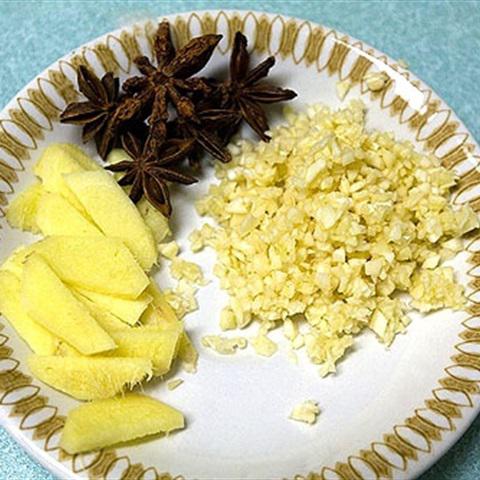 Cách làm gà hầm hoa hồi