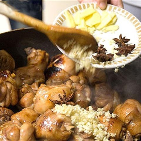 Cách làm gà hầm hoa hồi