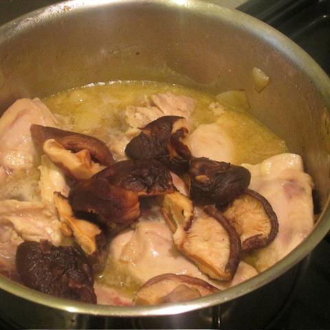 Cách làm gà hầm nấm