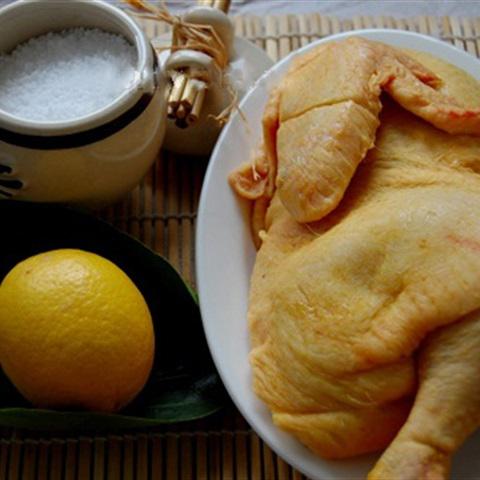 Cách làm gà hấp muối lá chanh