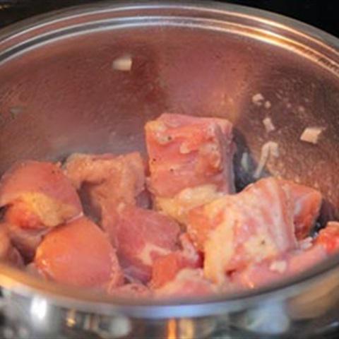 Cách làm gà kho khoai môn