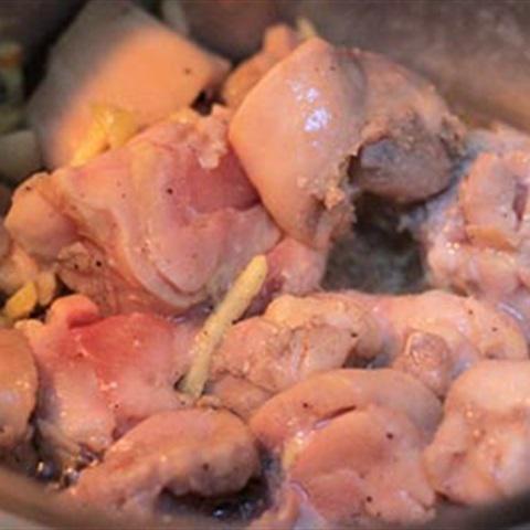 Cách làm gà kho khoai môn