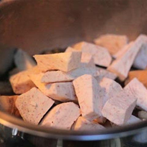 Cách làm gà kho khoai môn