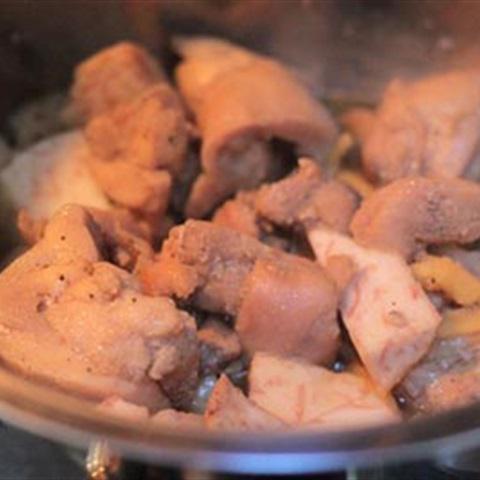 Cách làm gà kho khoai môn