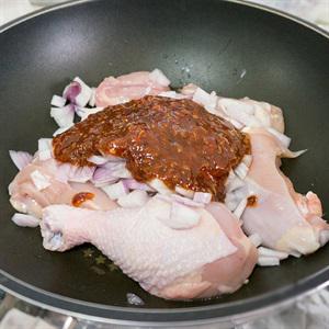 Cách làm gà kho khoai tây kiểu Hàn