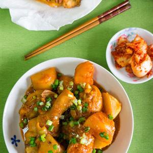 Cách làm gà kho khoai tây kiểu Hàn