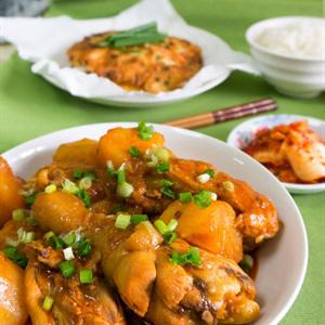Cách làm gà kho khoai tây kiểu Hàn