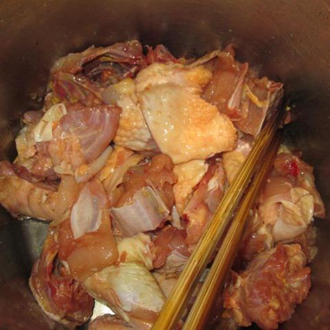 Cách làm gà kho trứng cút