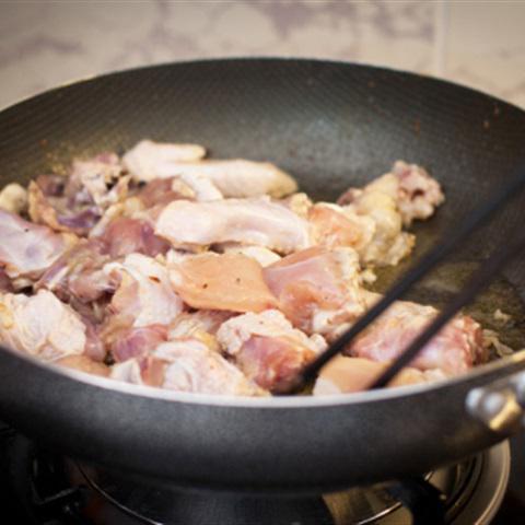 Cách làm gà nấu trái vải