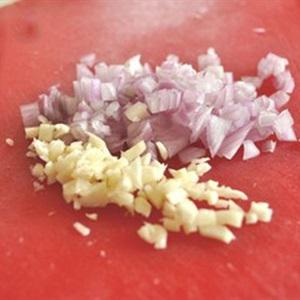 Cách làm gà nấu vải