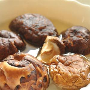 Cách làm gà nấu vải