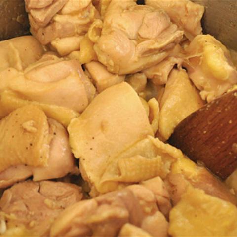 Cách làm gà nấu vải