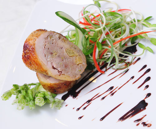 Gà nhồi rau củ sốt sô-cô-la