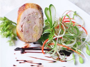 Gà nhồi rau củ sốt sô-cô-la