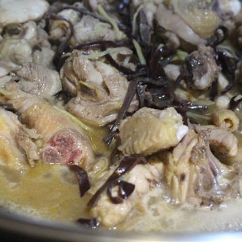 Cách làm gà om nấm