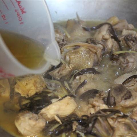 Cách làm gà om nấm