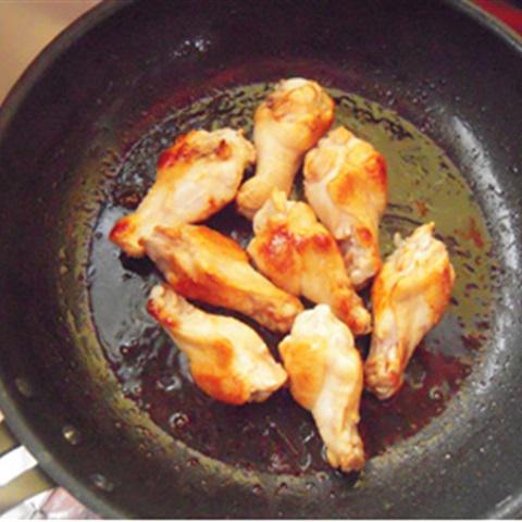 Cách làm gà om nấm bí đỏ