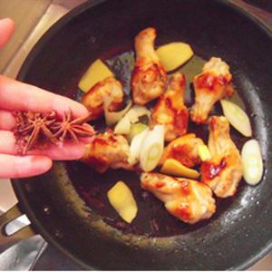 Cách làm gà om nấm bí đỏ