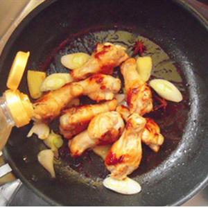 Cách làm gà om nấm bí đỏ