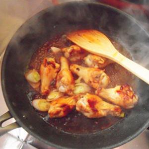 Cách làm gà om nấm bí đỏ