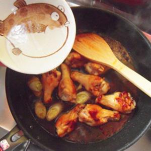 Cách làm gà om nấm bí đỏ