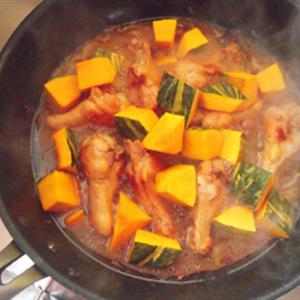 Cách làm gà om nấm bí đỏ