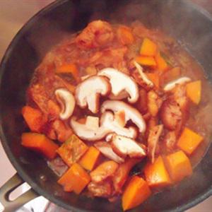 Cách làm gà om nấm bí đỏ