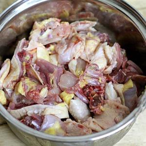 Cách làm gà ram lá chanh