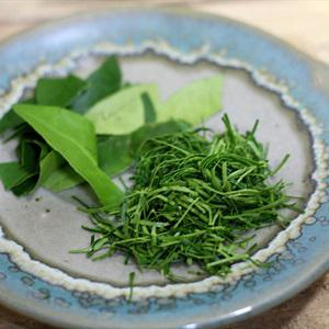 Cách làm gà ram lá chanh