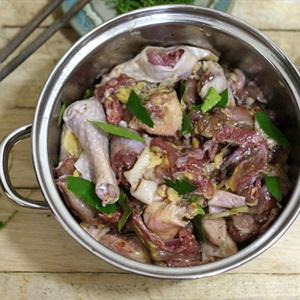 Cách làm gà ram lá chanh